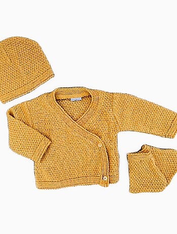 Questo set di cardigan, berretto e scarpine in maglia di Les Chatounets