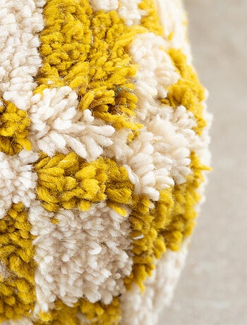 Rivestimento del pouf a scacchiera in lana