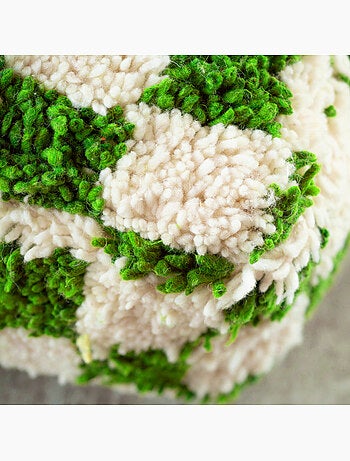 Rivestimento del pouf a scacchiera in lana