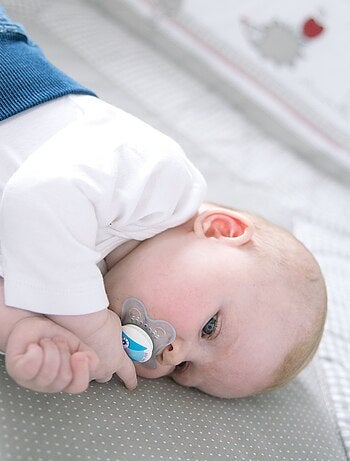 ROBA Box bébé esagonale in legno "Adam & Eule" + tappeto e ruote con freno – bianco