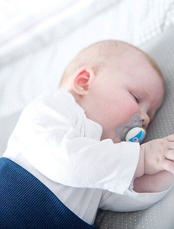 ROBA Box bébé esagonale in legno "Adam & Eule" + tappeto e ruote con freno – bianco