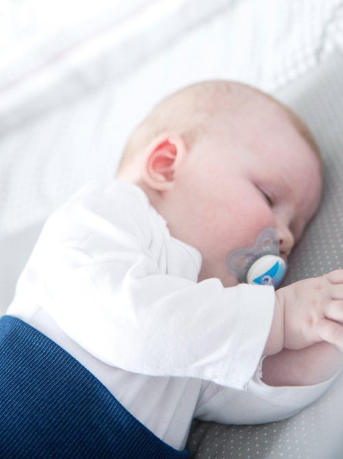 ROBA Box bébé esagonale in legno "Adam & Eule" + tappeto e ruote con freno – bianco - Kiabi