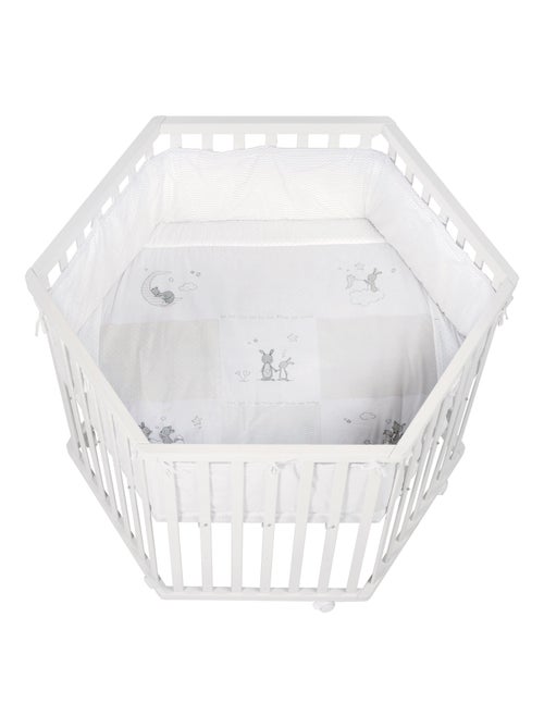 ROBA Box bébé esagonale in legno "Fox & Bunny" + tappeto e ruote con freno – bianco - Kiabi ROBA Box bébé esagonale in legno "Fox & Bunny" + tappeto e ruote con freno – bianco - Kiabi
