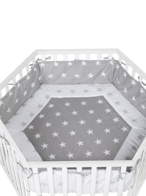 ROBA Box bébé esagonale in legno "Little Stars" + tappeto e ruote con freno – bianco - Kiabi ROBA Box bébé esagonale in legno "Little Stars" + tappeto e ruote con freno – bianco - Kiabi