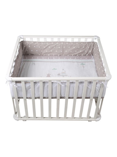 ROBA Box bébé in legno 75×100 "Indibear" + tappeto e ruote con freno – bianco - Kiabi