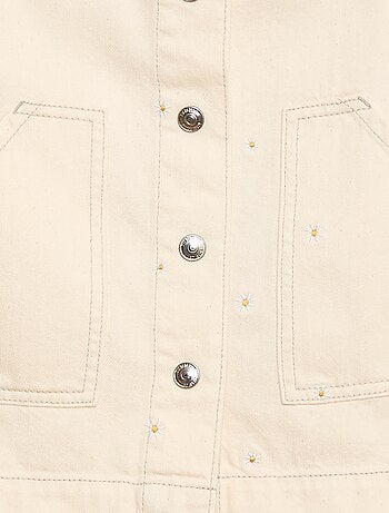 Salopette corta con fiori ricamati