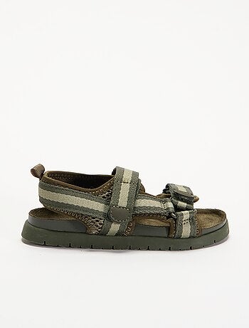 Sandali a doppia fascia con strappo