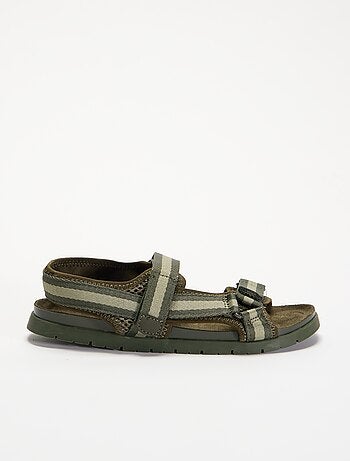 Sandali a doppia fascia con strappo