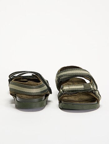 Sandali a doppia fascia con strappo