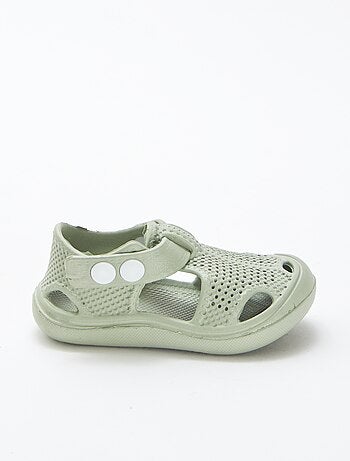 Sandali chiusi in plastica preformata