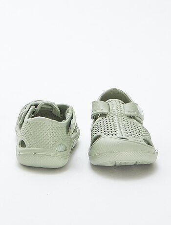 Sandali chiusi in plastica preformata