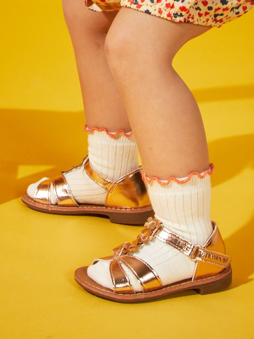 Sandali con cinturini con fiori cioccolato - Kiabi