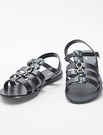Sandali con dettagli metallizzati