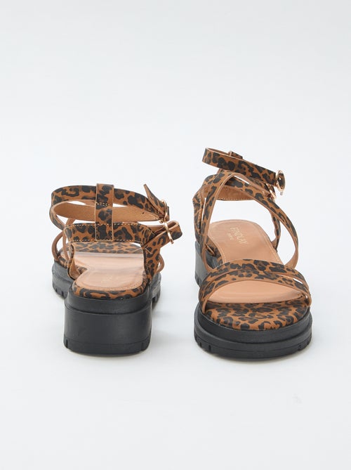 Sandali con suola carrarmato e fantasia leopardata - Kiabi