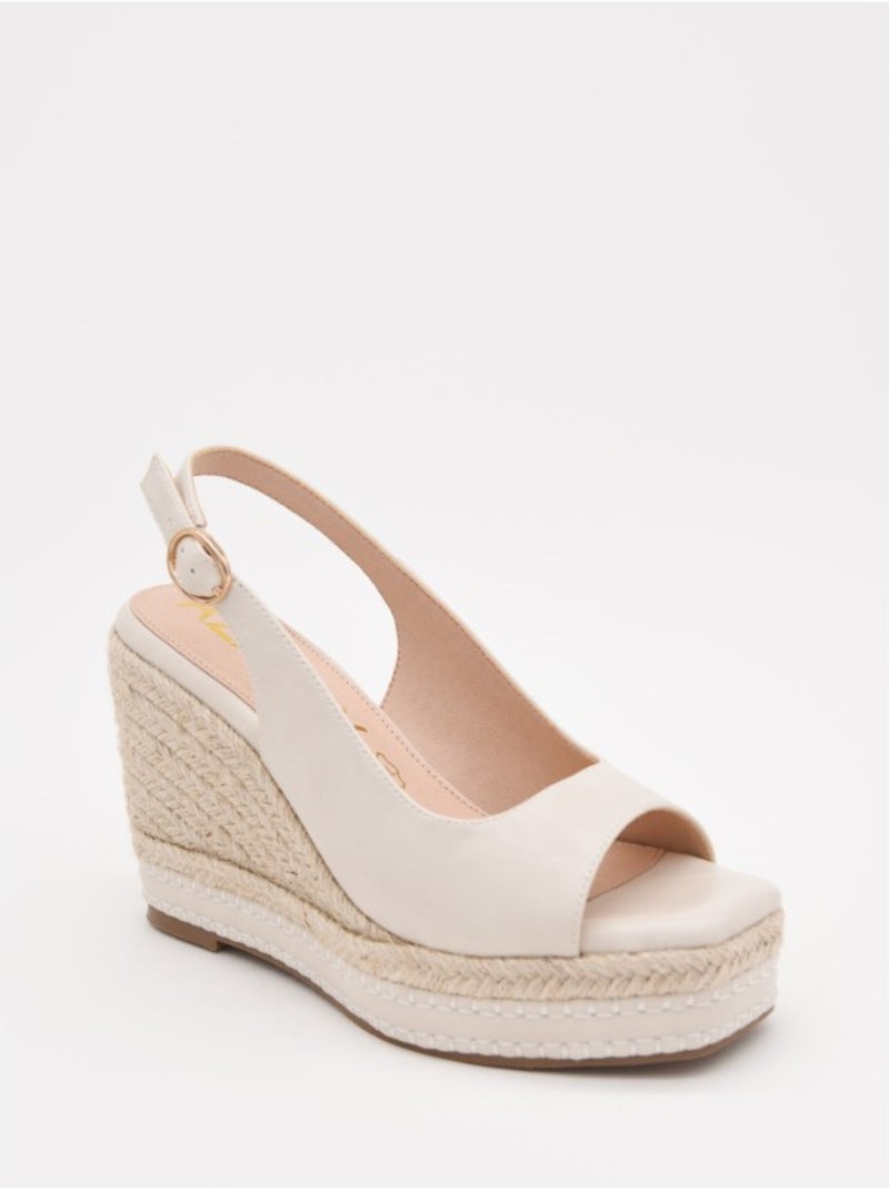 Sandali Con Zeppa Materiale Sintetico Montevita Beige - Kiabi