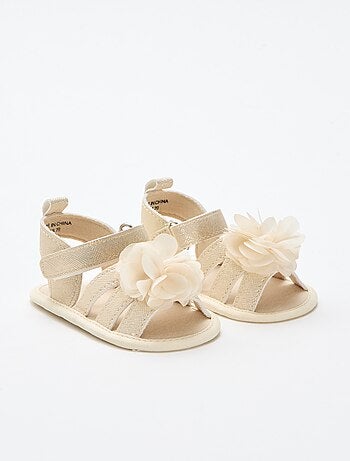 Sandali dorati con fiore