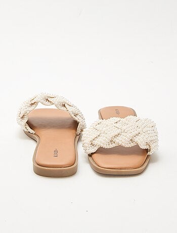 Sandali intrecciati con perle