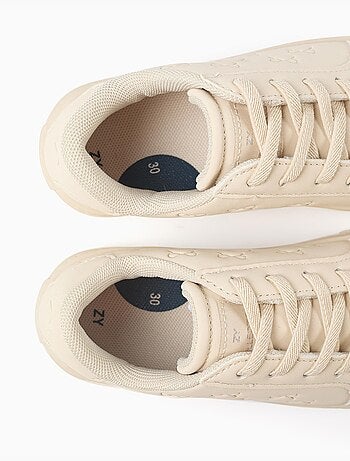 Scarpe da ginnastica con fiocchi in rilievo e lacci elastici