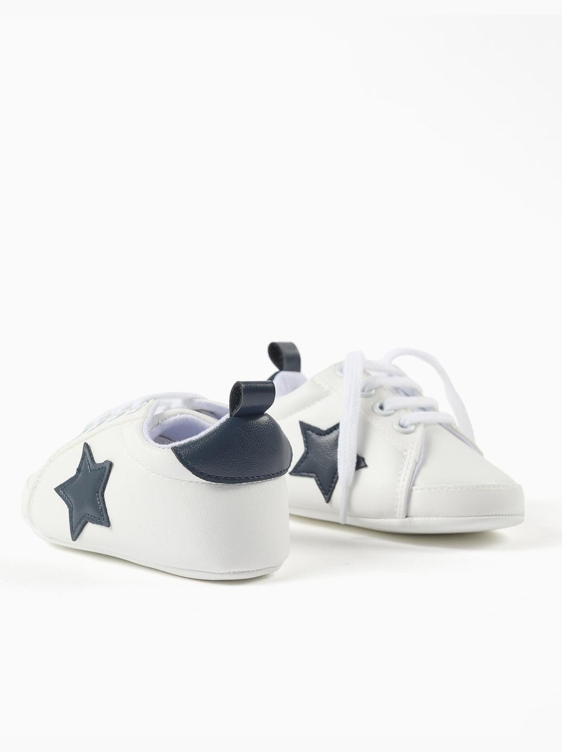 Scarpe da ginnastica con lacci e stella ricamata Bianco - Kiabi