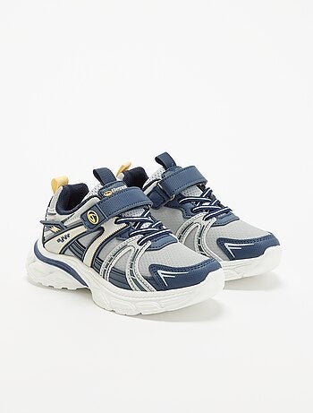 Scarpe da ginnastica con strappi e lacci elastici