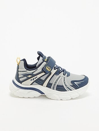 Scarpe da ginnastica con strappi e lacci elastici