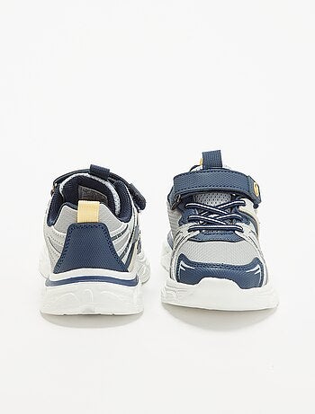 Scarpe da ginnastica con strappi e lacci elastici