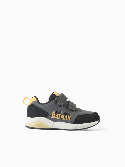 Scarpe da ginnastica con suola luminosa con stampa batman - Kiabi Scarpe da ginnastica con suola luminosa con stampa batman - Kiabi