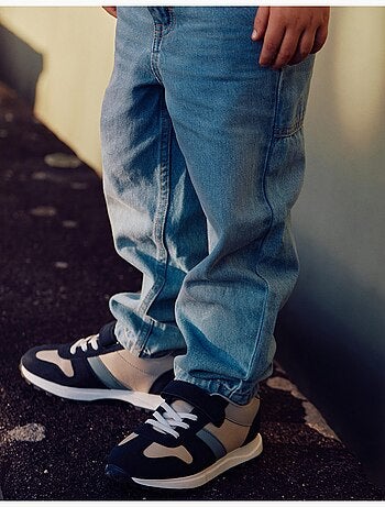 Scarpe sportive combinate con chiusura a strappo