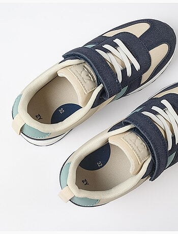 Scarpe sportive combinate con chiusura a strappo