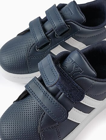 Scarpe sportive con strisce