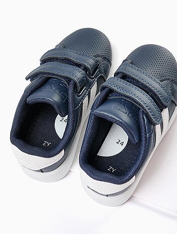 Scarpe sportive con strisce