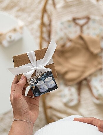 Scarpine neonato per annunciare la gravidanza