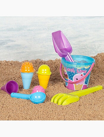 Secchio da spiaggia con accessori e granchio da spiaggia a colori color beach