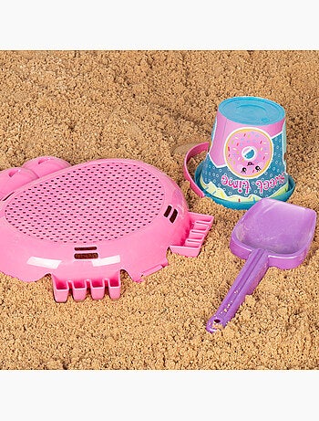 Secchio da spiaggia con accessori e granchio da spiaggia a colori color beach