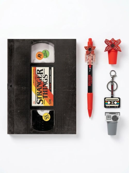Set cartoleria quaderno penna portachiavi stranger things netflix - Kiabi Set cartoleria quaderno penna portachiavi stranger things netflix - Kiabi
