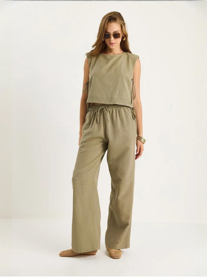 Set co-ord a due pezzi con girocollo, chiusura con laccetti e pantaloni a gamba ampia lucci Verde kaki - Kiabi