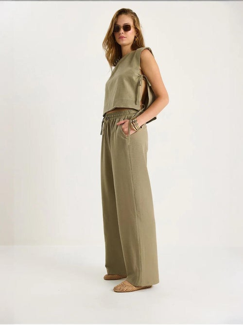 Set co-ord a due pezzi con girocollo, chiusura con laccetti e pantaloni a gamba ampia lucci - Kiabi Set co-ord a due pezzi con girocollo, chiusura con laccetti e pantaloni a gamba ampia lucci - Kiabi
