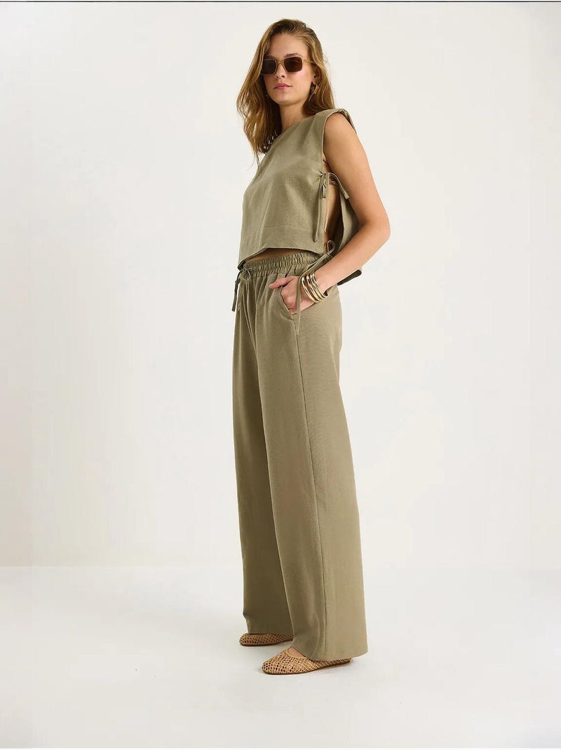 Set co-ord a due pezzi con girocollo, chiusura con laccetti e pantaloni a gamba ampia lucci Verde kaki - Kiabi