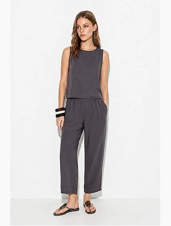 Set con camicetta senza maniche a girocollo e pantaloni carrof fıt lucci