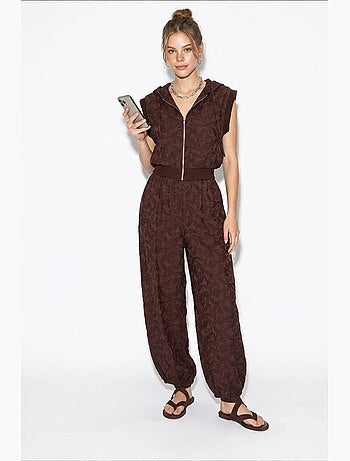 Set con gilet con cappuccio a motivo e pantaloni a gamba ampia lucci