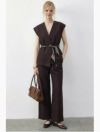 Set con gilet scollo a v con cintura e pantaloni a gamba ampia lucci