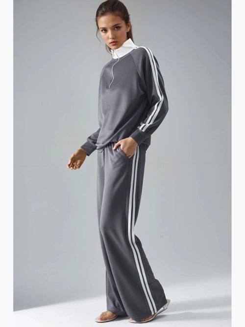 Set coordinato a due pezzi a righe con pantaloni a gamba ampia e colletto con zip hiccup - Kiabi Set coordinato a due pezzi a righe con pantaloni a gamba ampia e colletto con zip hiccup - Kiabi