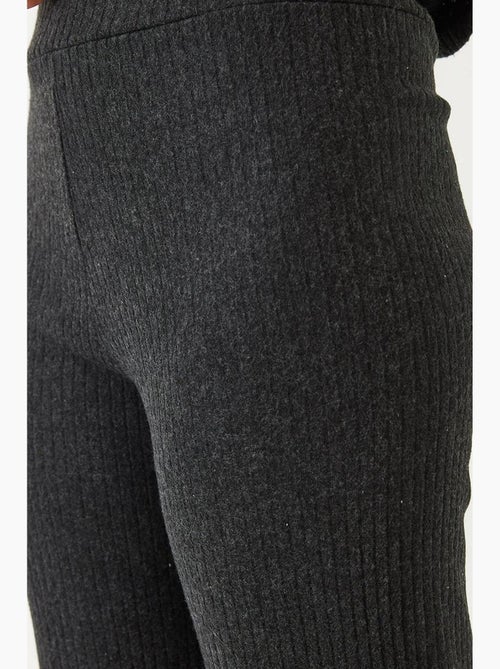 Set coordinato in maglia a costine testurizzata con maglione girocollo e pantaloni lucci - Kiabi Set coordinato in maglia a costine testurizzata con maglione girocollo e pantaloni lucci - Kiabi