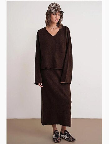 Set coordinato in maglia con maglione scollo a v e gonna mixray