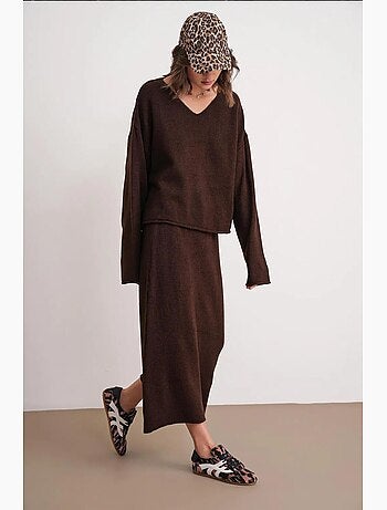 Set coordinato in maglia con maglione scollo a v e gonna mixray