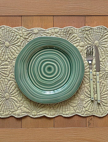 Set da tavola rettangolare trapuntato con motivo floreale ricamato