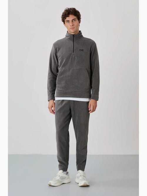 Set da uomo di felpa e pantaloni in pile di poliestere tommy - Kiabi Set da uomo di felpa e pantaloni in pile di poliestere tommy - Kiabi