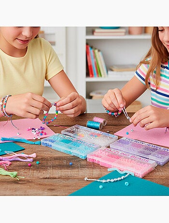 Set di gioielli creativi con perline colorate e accessori beauty love