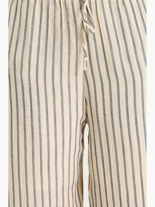 Set due pezzi a righe con scollo a v, bottoni, vita alta e gamba ampia lucci - Kiabi Set due pezzi a righe con scollo a v, bottoni, vita alta e gamba ampia lucci - Kiabi