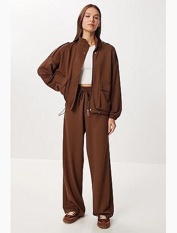 Set due pezzi con giacca con dettaglio tasca e pantaloni a gamba larga istanbul